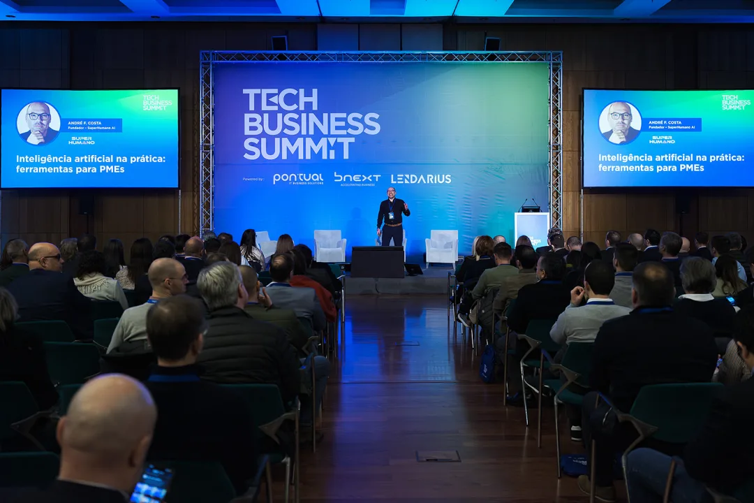 André F. Costa em palco no Tech Business Summit 2025, perante uma plateia cheia, durante a palestra «Inteligência artificial na prática: ferramentas para PMEs»