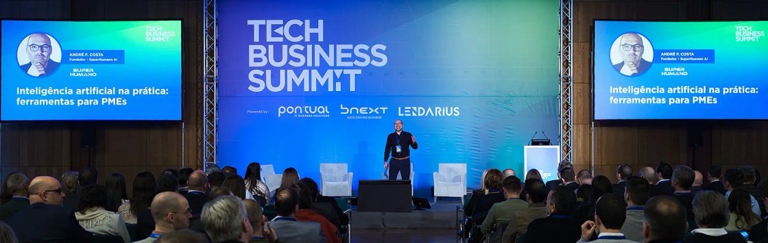 André F. Costa em palco no Tech Business Summit 2025, perante uma plateia cheia, durante a palestra «Inteligência artificial na prática: ferramentas para PMEs»